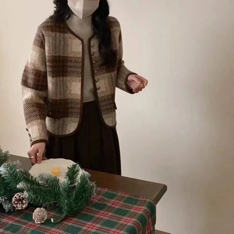 

Корейский стиль: укороченная верхняя одежда из искусственного бархата в клетку с круглым вырезом, в стиле ретро, контрастных цветов, для невысоких женщин, винтажная, на одной пуговице