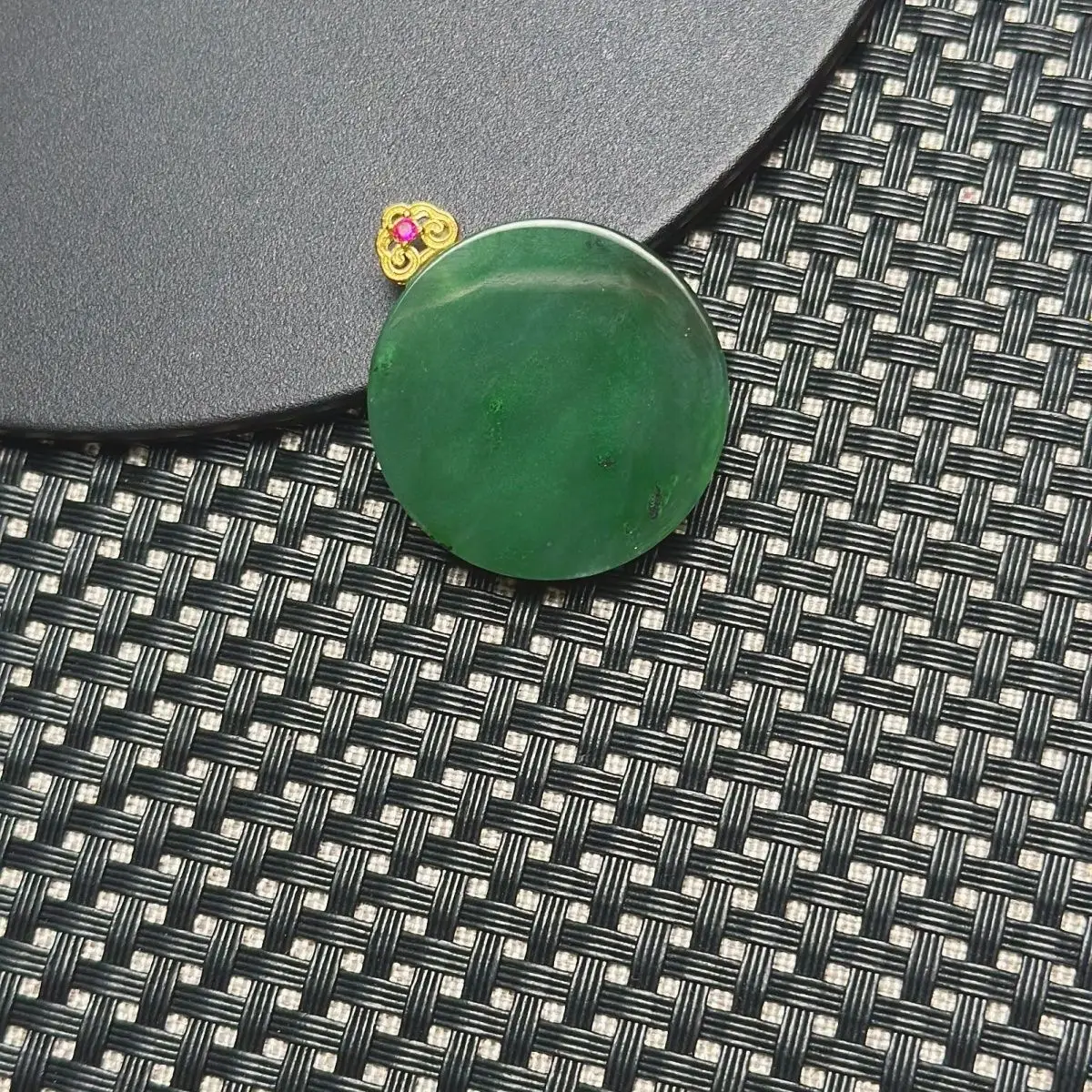 Natural Hetian jade jasper pendant pendant inlaid with round card, safe and simple no matter card size 30 * 6