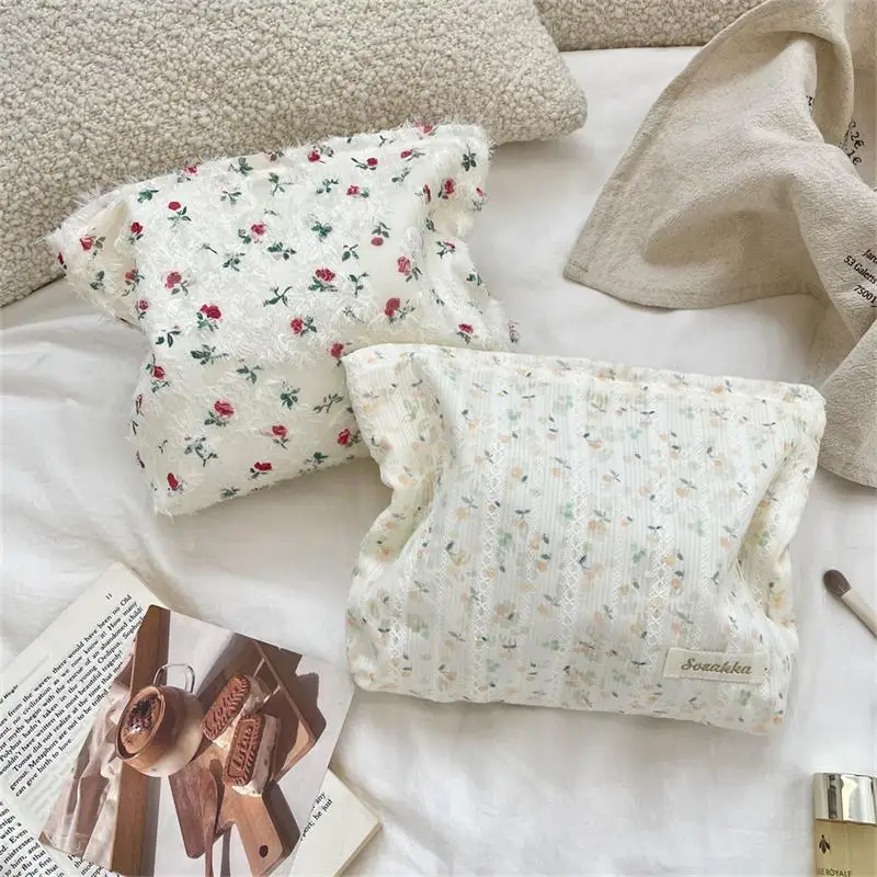 Sweet Lace Floral Women's Cosmetic Bag Portable Lady Clutch Purse Lipstick Makeup Bag Commute Large Capacity Storage Bag