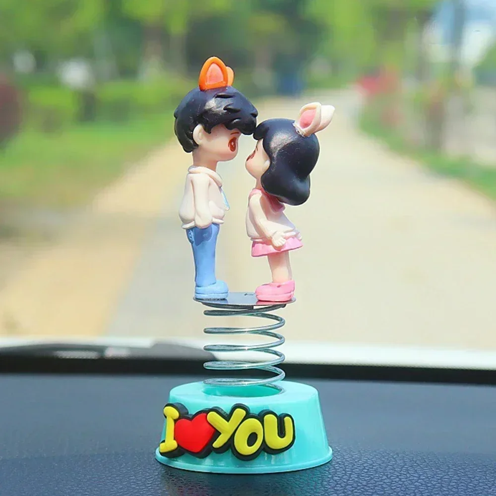 Anime Paare Für Auto Ornament Frühling Schütteln Kopf Puppe Auto Innen Dekoration Rosa Dashboard Figur Zubehör Geschenke – Detail 7