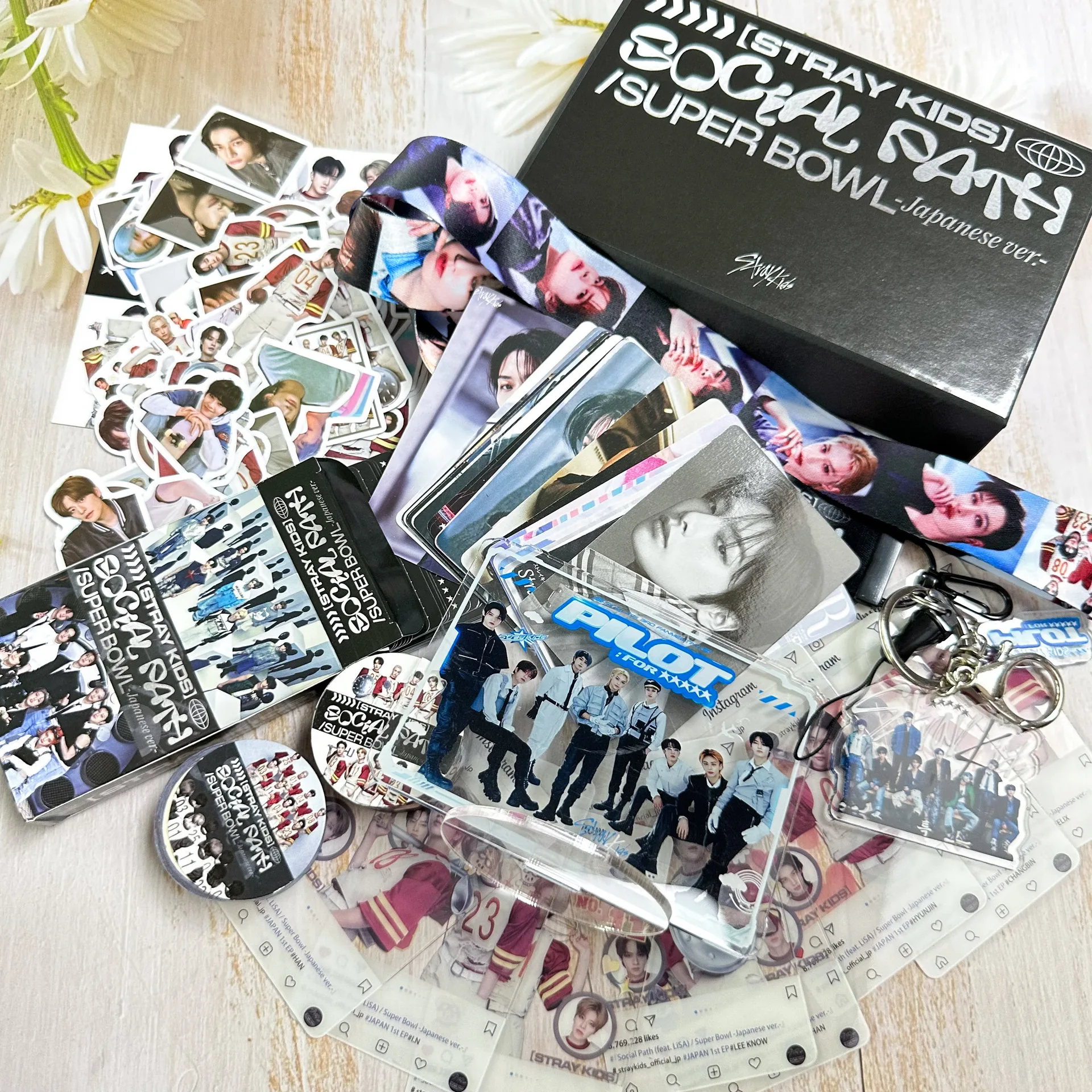 مجموعة بطاقات صغيرة من سلسلة المفاتيح StrayKids حبل معلق محيطي كرتوني من Huang Xuanchen كهدية عيد ميلاد للأصدقاء