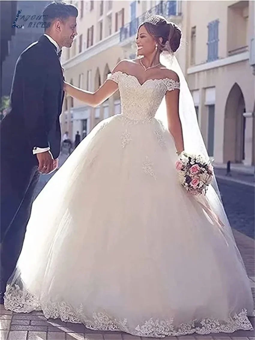 2025 White Ivory Lace Appliques Ball Gown Cheap Off The Shoulder Short Sleeves Bridal Dress Sweetheart Wedding Dresses