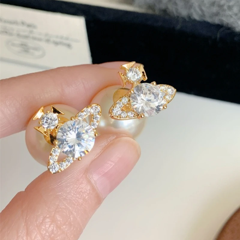 

A French Retro Style, Super Shiny and Light Luxury Girl's Stud Earrings, with Exquisite Earrings on Both The Front and Back