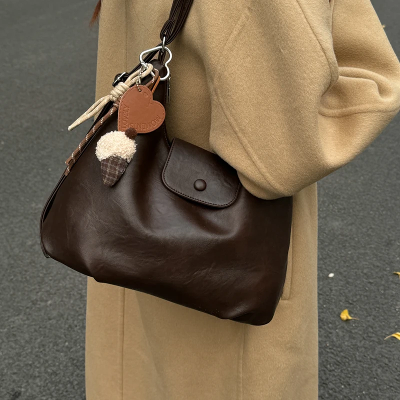 

2026 Лидер продаж, стильные дизайнерские квадратные сумки на плечо для женщин, популярные модные однотонные сумки на молнии из искусственной кожи, большая вместительность, роскошные сумки