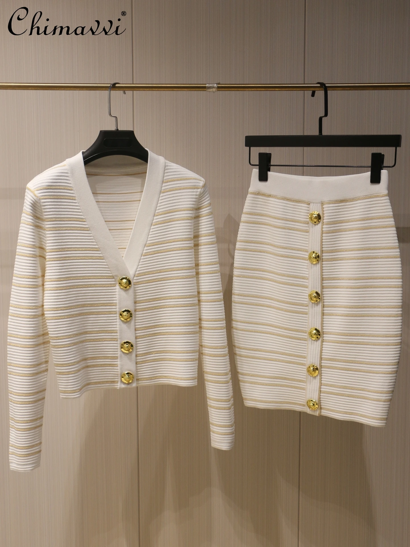 

Осенняя одежда 2024, новый французский модный вязаный кардиган с v-образным вырезом в черную и золотою полоску, топ + юбка, элегантный комплект из двух предметов