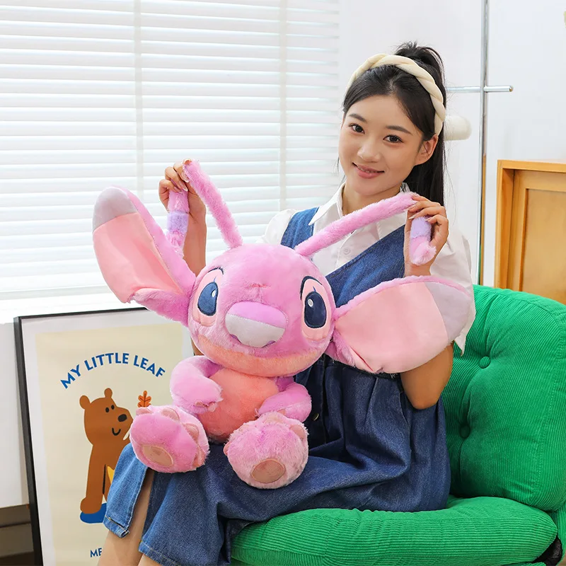 Urocza pluszowa zabawka Stitch siedzący na dużym stopy, wypchana lalka, słodki pluszak dla dzieci, prezent urodzinowy, miękka, przytulna poduszka, idealny przyjaciel.