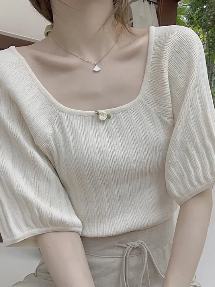 Damska letnia bluzka z dzianiny lodowego jedwabiu, luźny krój, delikatny styl vintage, kwadratowy dekolt, cienka, z odkrytymi ramionami.