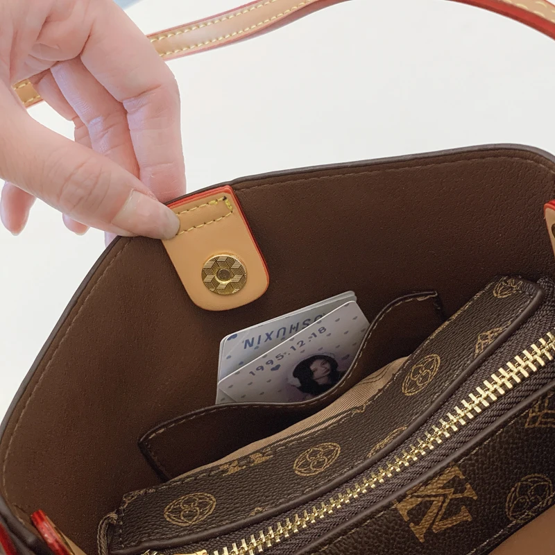 Elegant Luxury High-End Shopper Bag for Women with Large Capacity Commuter Friendly Solid Color and Trendy Fashion