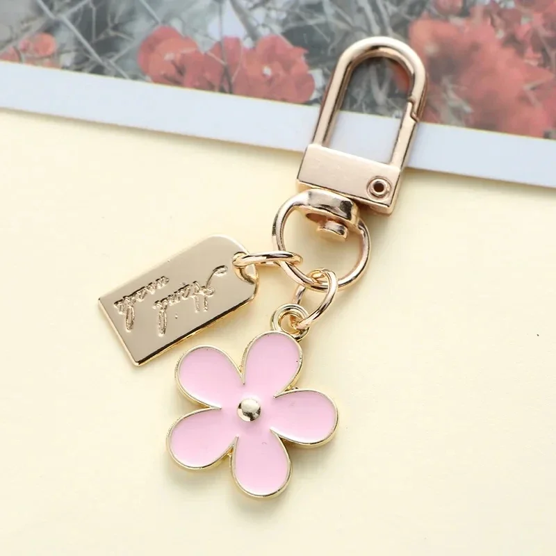 Fashion INS Style Daisy Flower Keychain Pink White Black Enamel Metal Pendant Women Key Bag Accessories Keyring