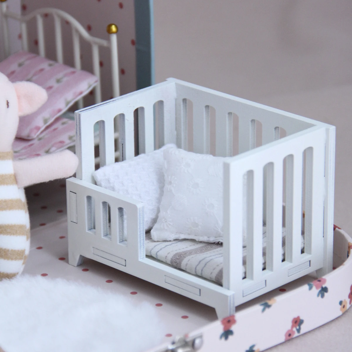 Miniature Furniture 1:12 White Wooden Small Bed (Including Bedding), Two Options Available, 1:12, Realistic Mini House Decoration Items