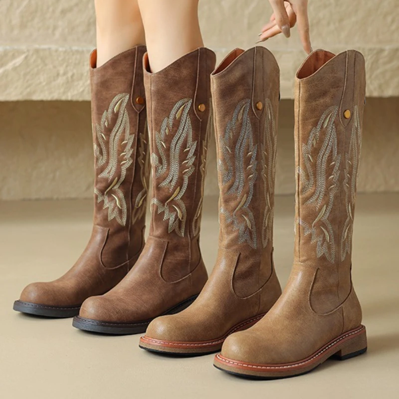 

Коричневые брендовые сапоги до колена в стиле ретро с тотемом, женские модные рыцарские ботинки на танкетке с металлическими заклепками, высокое качество, искусственная замша, Zapatos De Mujer