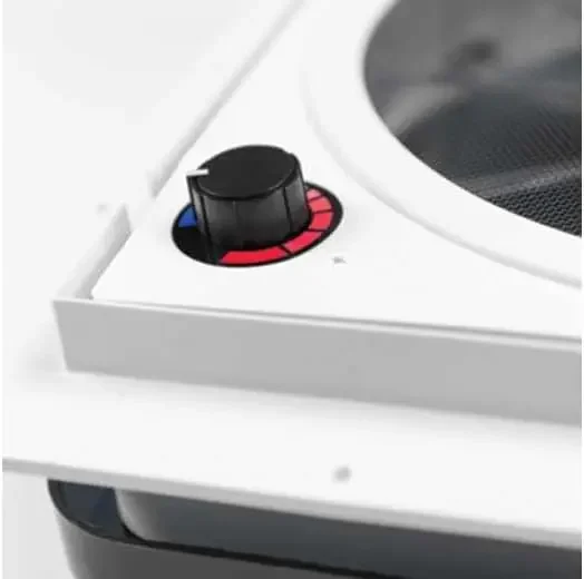 RV-Dachentlüftungsventilator. Integrierter Thermostat. Der Halbleiter-Regensensor kann manuell gesteuert werden. Handknopf oder steuern am Entlüftungsgehäuse