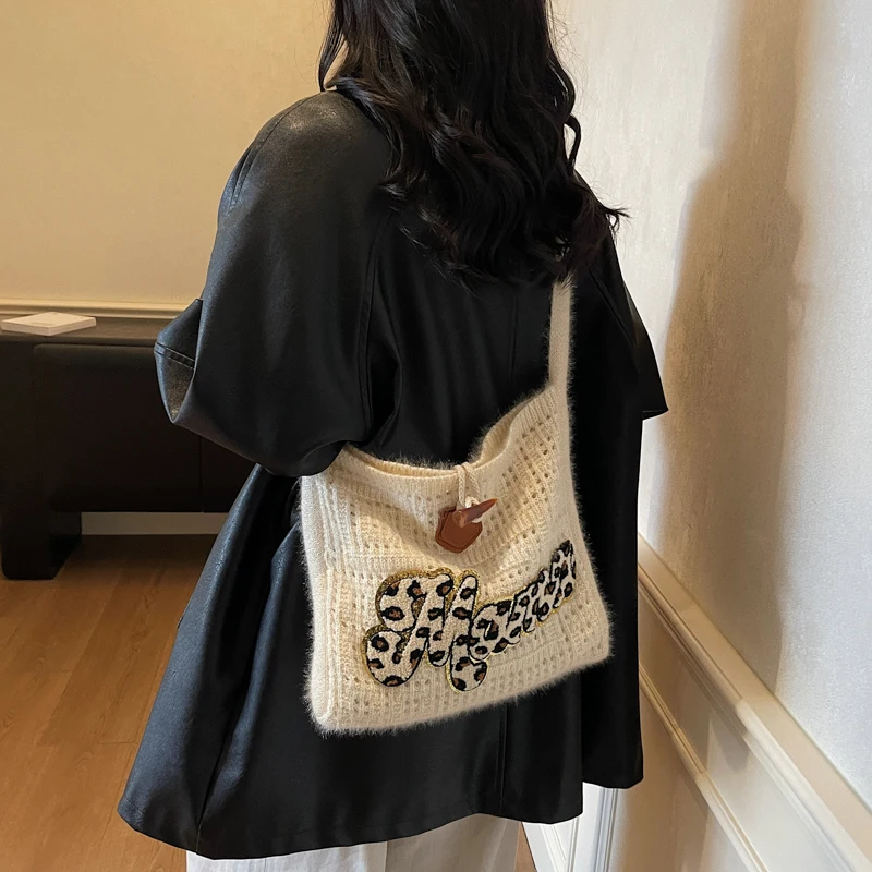 

Winter Niche Design Knitted Bag for Women 2025 New Lightweight Versatile Crossbody Bag Single Shoulder Bucket Bag 1087QH