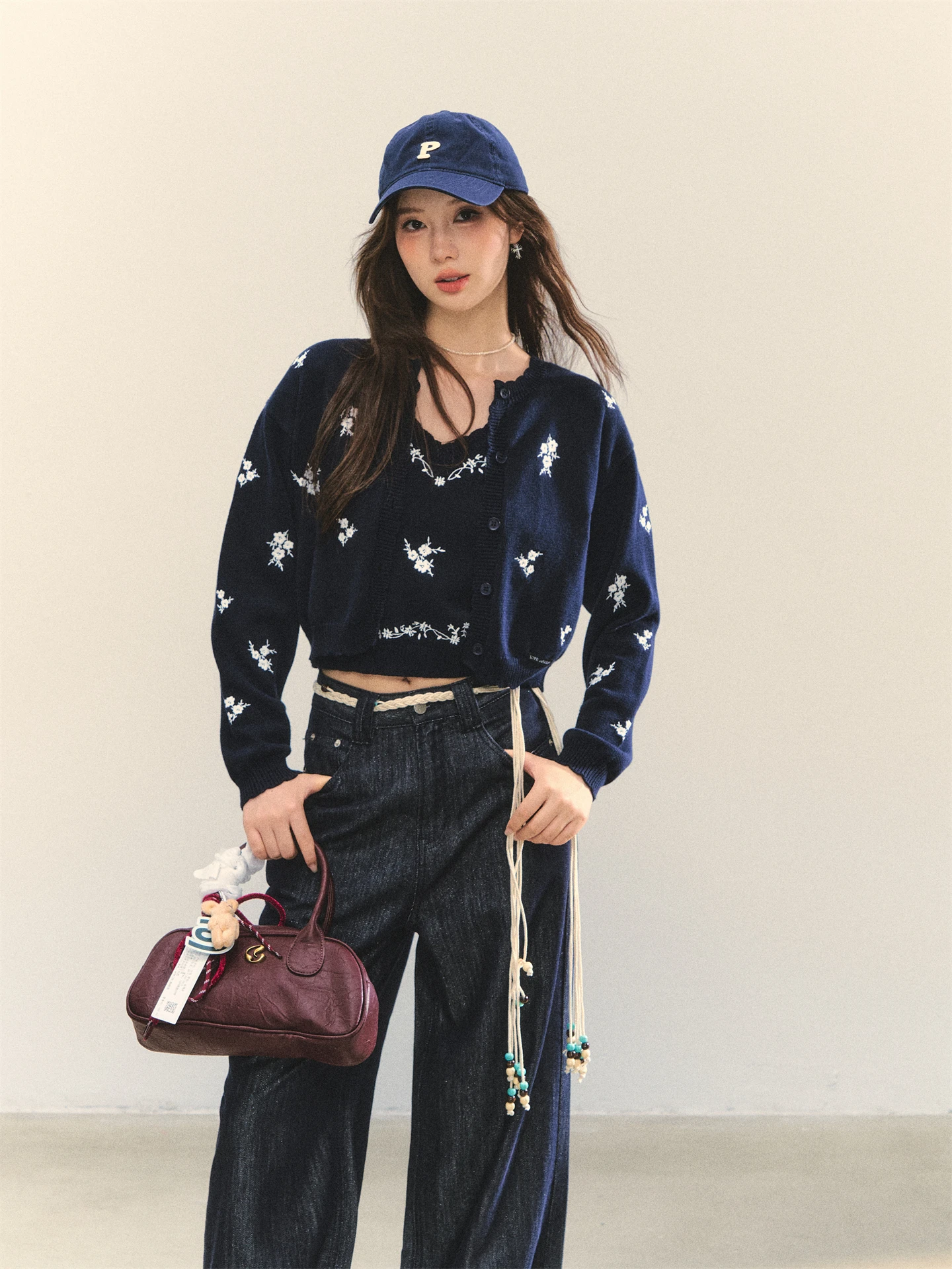 

Комплект из двух предметов: светло-голубой вязаный кардиган с цветочной вышивкой и топ на бретельках, ранняя весна, V-образный вырез, повседневный стиль, чистый...