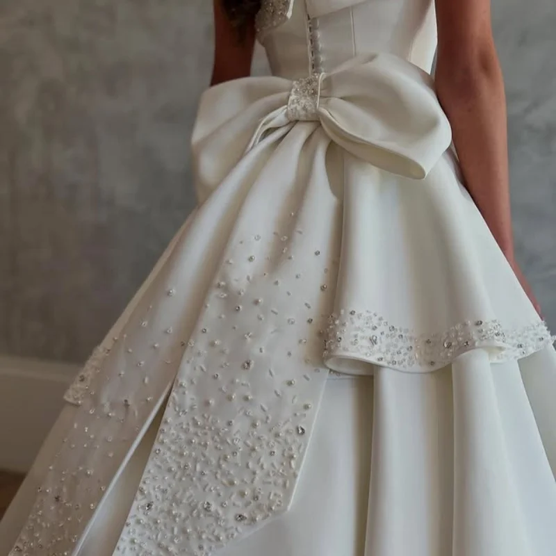 カスタムメイドのサテンホワイトロイヤルウェディングドレス、ロングテール、アップリケ、チュールレース、プリーツ、レイヤード、ビーズ装飾、ローブ・ド・シュール