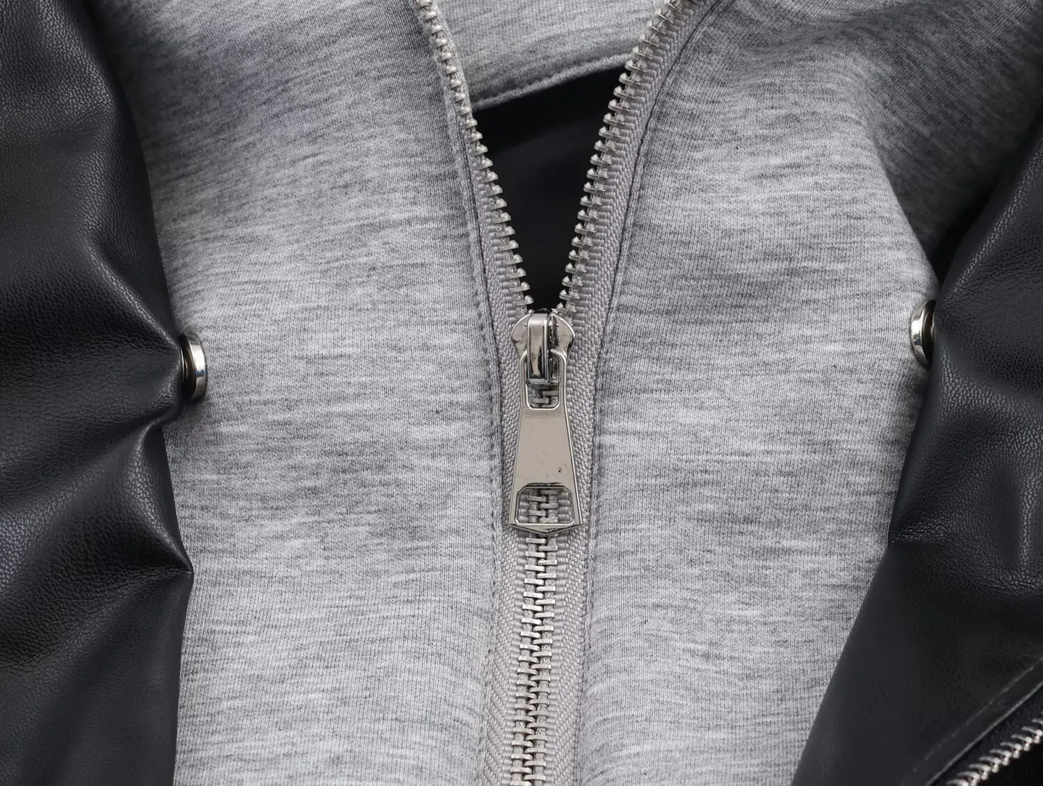 เสื้อแจ็คเก็ตแฟชั่นผู้หญิงสไตล์ยุโรปและอเมริกาแบบใหม่ ประดับด้วยหนังเทียม  คอลเลคชั่นฤดูใบไม้ร่วงและฤดูหนาว ปี 2025