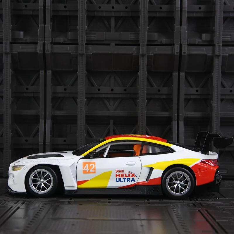 CCA 1:24 BMW M4 GT3 Shell Co ذات العلامات التجارية سبيكة سيارة نموذج الديكور جمع باب السيارة يمكن فتح الأطفال الصوت والضوء سيارات لعبة