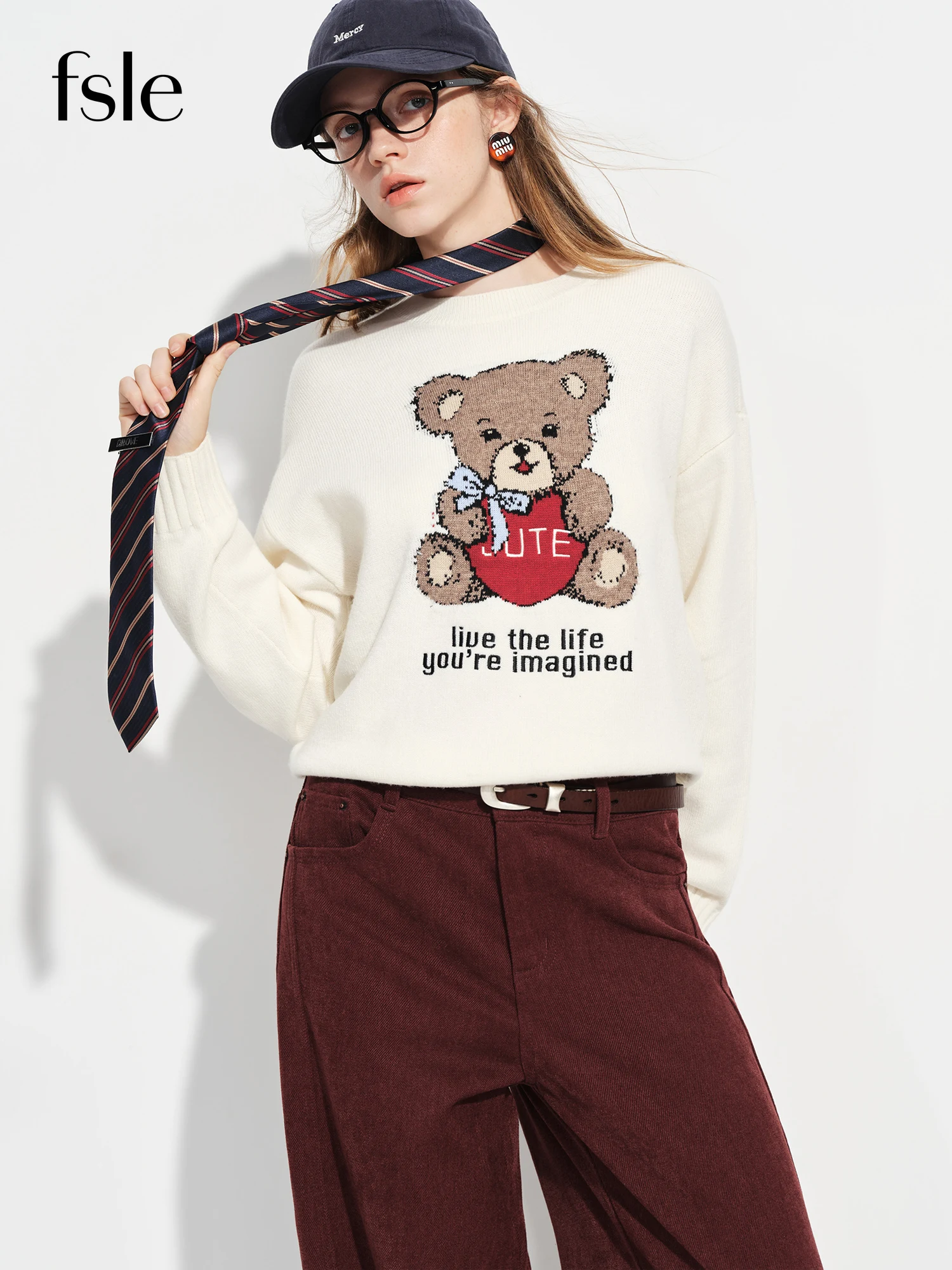 

FSLE 2026 Весенний женский жаккардовый пуловер с круглым вырезом Playful Bear — мягкий и молодежный вязаный топ для повседневной повседневной носки ​