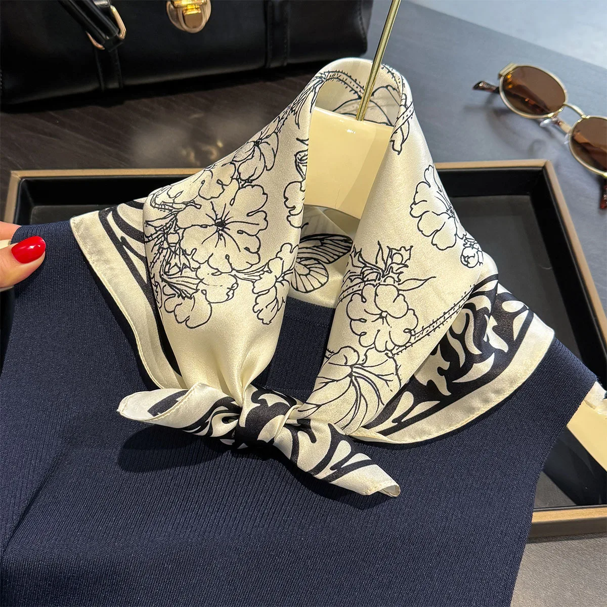 

2025 New 100% Silk Scarf Elegant Color Hangzhou Impression Floral Print Versatile for Women Summer Bussiness Party Sarves