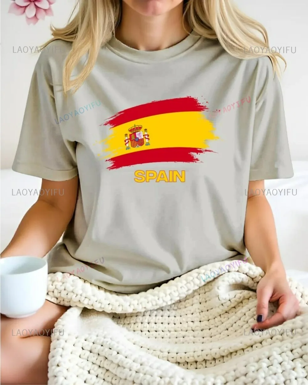 Bawełniana koszulka z nadrukiem flagi Hiszpanii Piłka nożna Dziecko Patriotyczny motyw Trend Kreatywny styl uszkodzeń Ręcznie rysowany styl artystyczny