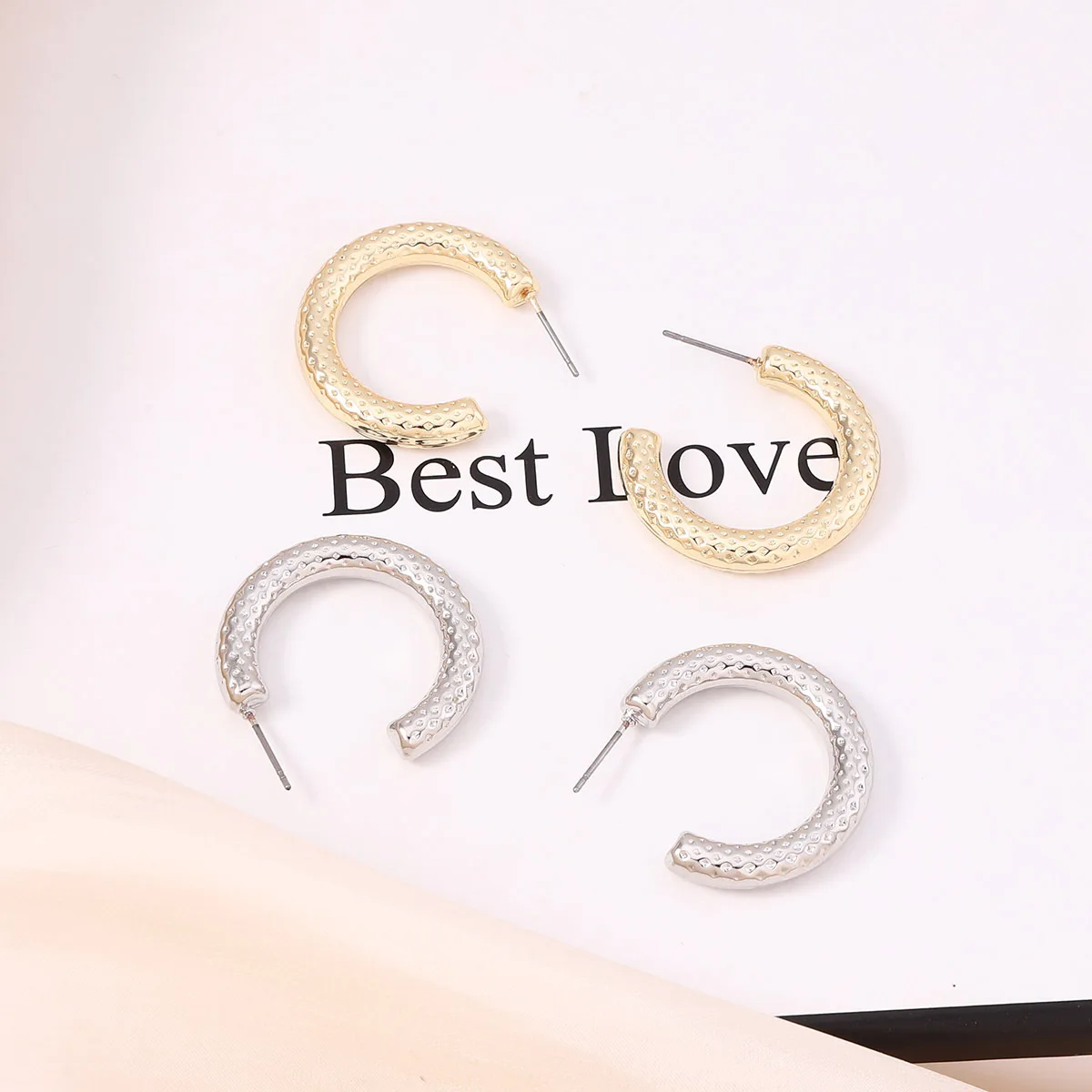 Retro geometric pleated texture multi-level design sense C letter plain ring earrings, simple and versatile model
