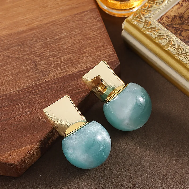 

Fashionable, exquisite and versatile dopamine candy-colored resin ball earrings, light luxury and high-end commuting earrings