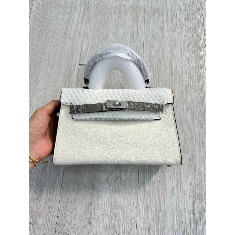 2025年新作の女性用絶妙なクロスボディバッグ、小さなバッグ、高級感のあるシルバーバックルミニバッグ、女性のための多用途ハンドバッグ