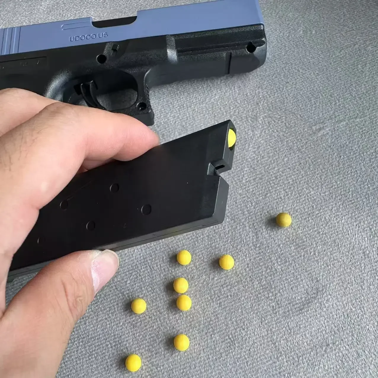 Nueva pistola de juguete manual de pistola airsoft con revista inferior láser, arma de juego cs para deportes al aire libre y balas suaves, regalos de halloween