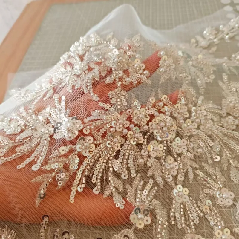新しいシルバービーズ刺繍パッチ、花嫁のウェディングドレスに最適、ビーズとスパンコール付きの装飾用生地アクセサリー