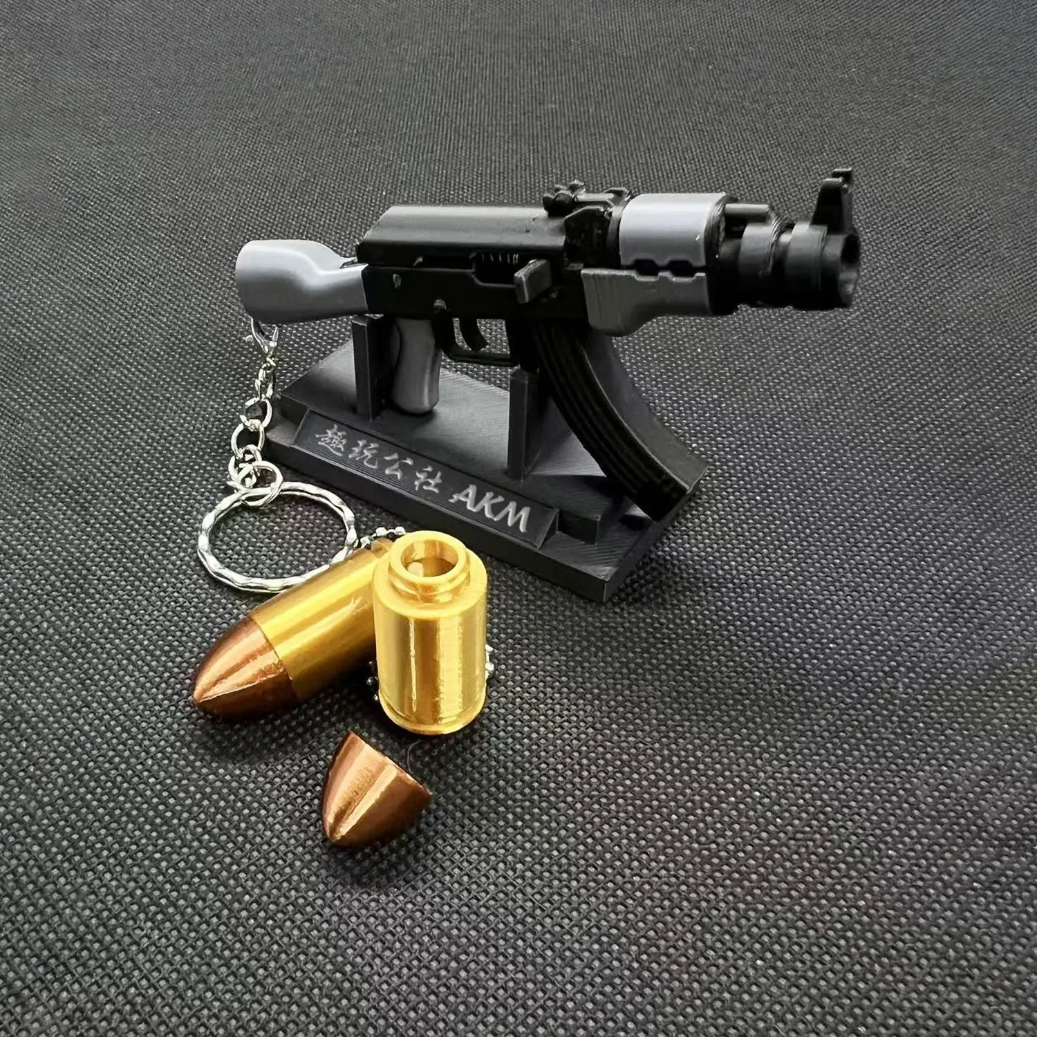 سلاسل مفاتيح صغيرة AK47 مع خراطيش طبل المجلات 50 رصاصة بلاستيكية نماذج لعبة قابلة للإطلاق لحقيبة الظهر قلادة هدية للرجال