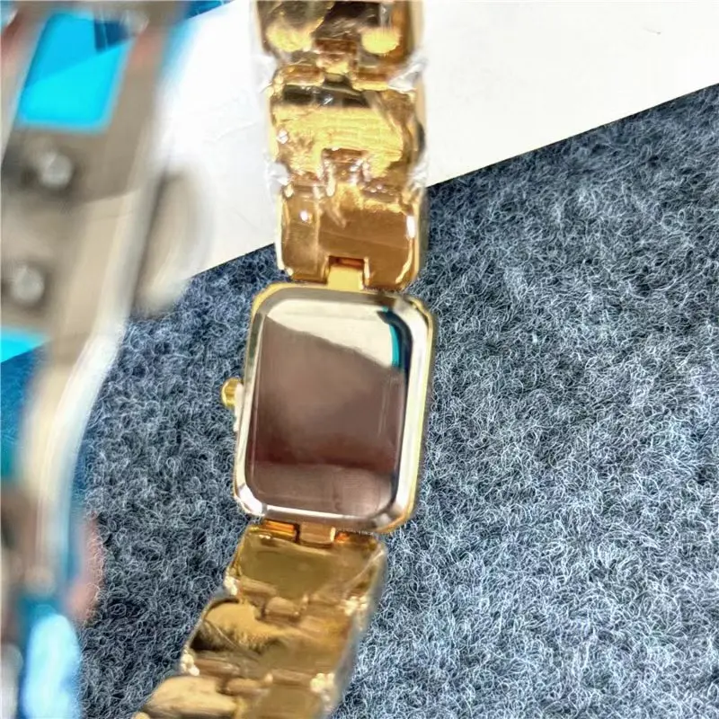 2024 SW Orologio da polso da donna di marca di moda Ragazze Bellissimo cinturino in metallo d'acciaio con design in pietra preziosa con strass di colore rettangolare