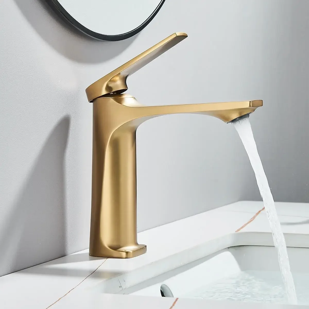 

Brushed Gold Brass Bathroom Sink Faucet Brass Single Handle Deck Mounted Wash Basin Water Tap Hot And Cold Mixer Tap with hose