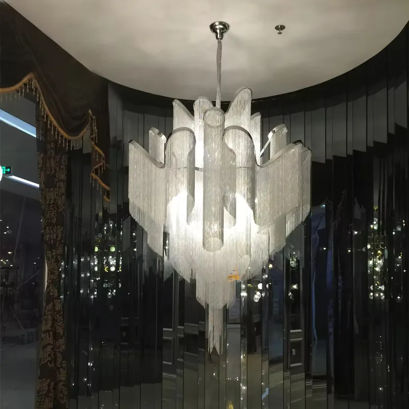 ثريا بسلسلة شرابة فاخرة ومبتكرة حديثة لغرفة المعيشة وتركيبات إضاءة معلقة على الدرج مع ستائر أنيقة