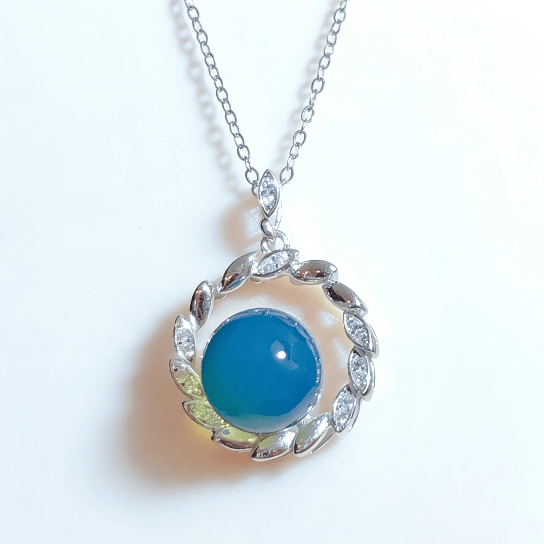 

Natural Mexican Blue Amber Pendant 8mm Sterling Silver Floral Halo Setting Vintage Romantic Jewelry for Women Gift