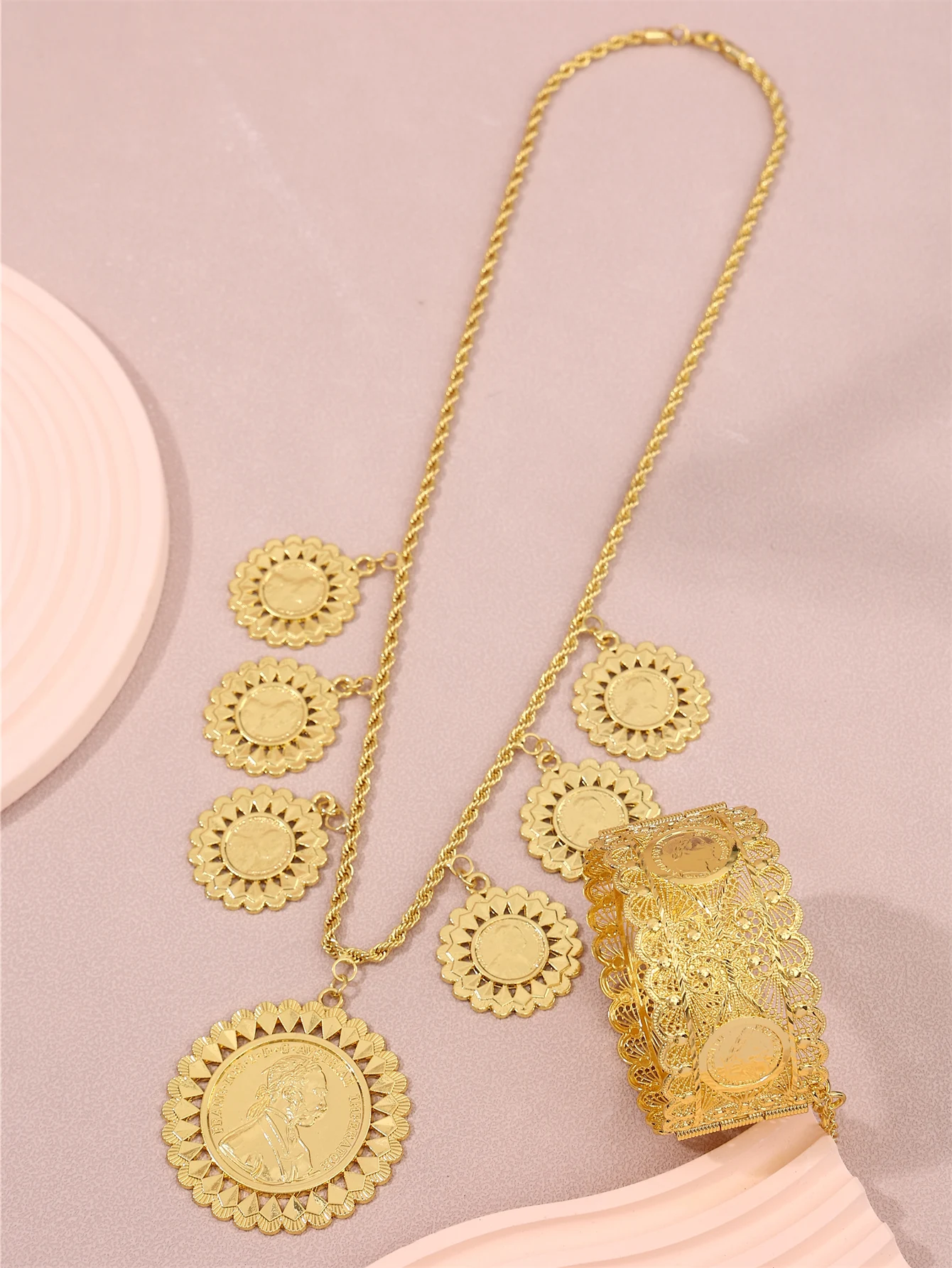 

The court can open a metal Napoleon portrait bracelet with multiple large-sized pendants, necklace set, women's wedding banquet,