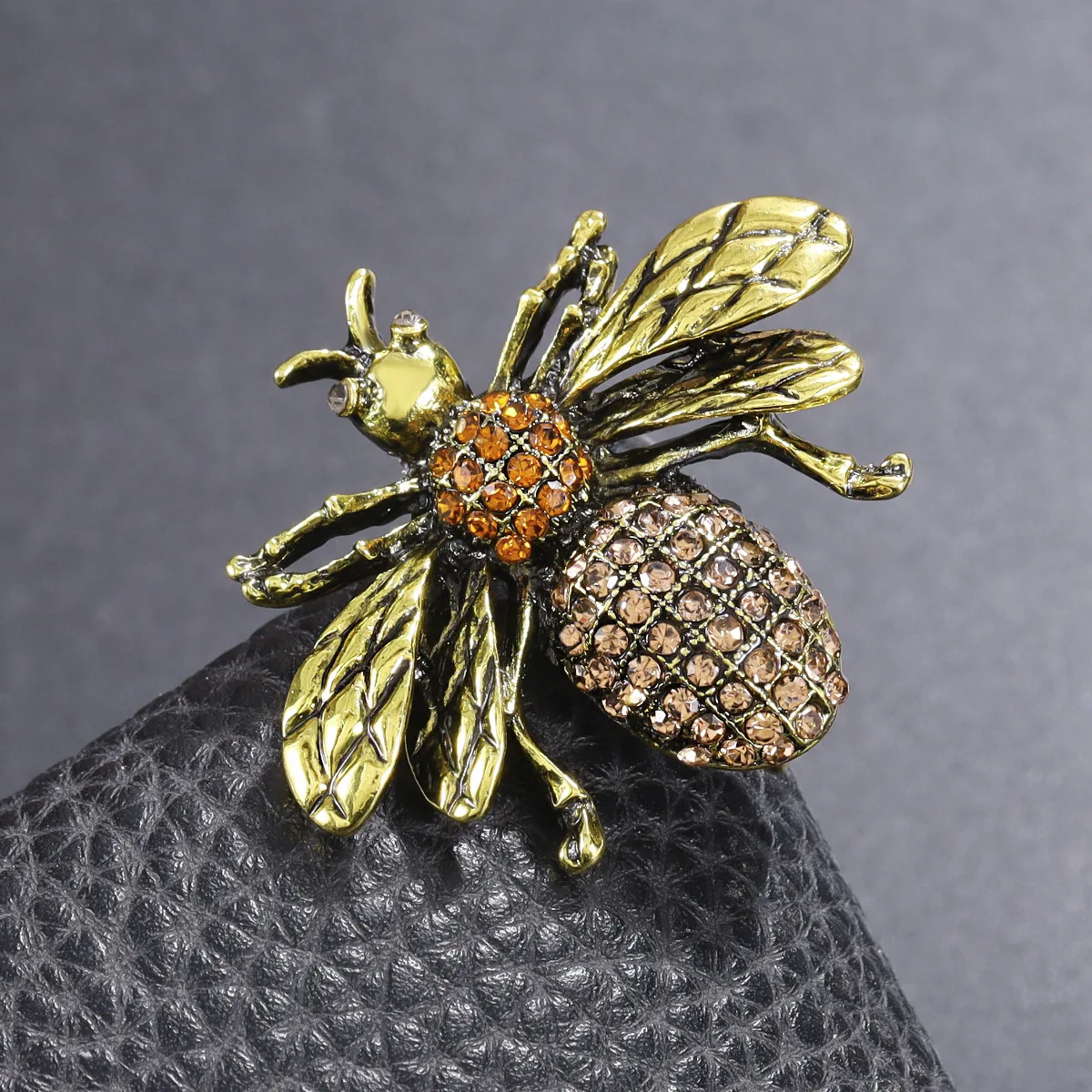 Vintage Exquisite Bee Rhinestone Brooches For Women Fashion Shiny Insect Brooch Pin Cute Badges Clothing Suit Corsage