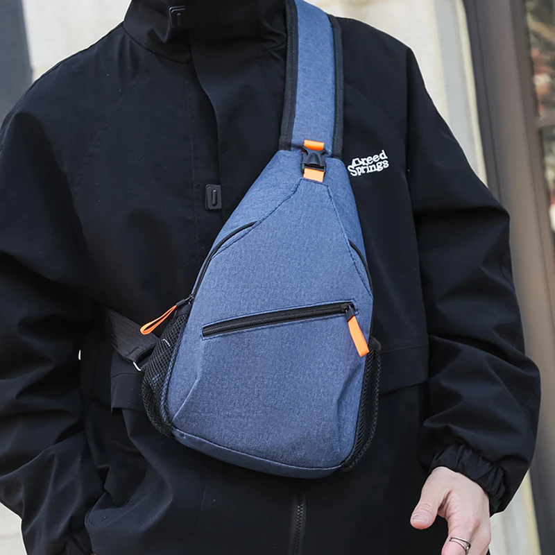 La mochila de hombre se puede llevar en un hombro con material de nailon. Es adecuado para viajes y negocios.