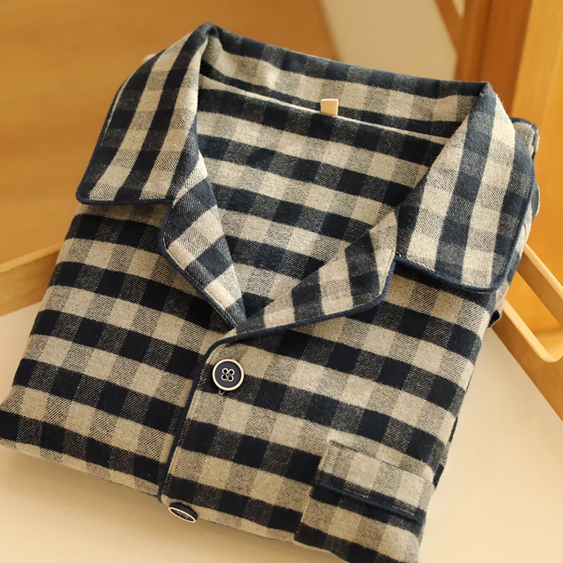 

Простая клетчатая мужская пижама из чистого хлопка на весну и осень с начесом высокого класса, которую можно носить в качестве повседневной домашней одежды.