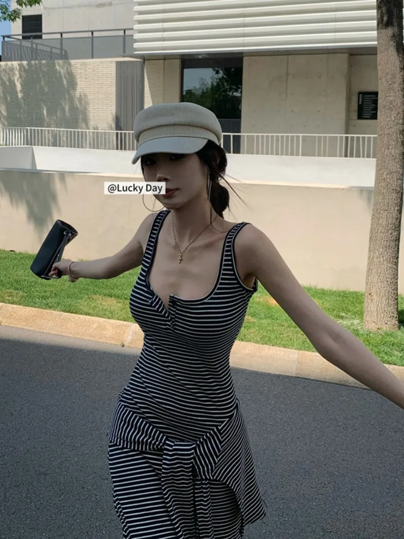 Dopasowana dzianinowa kamizelka damska na lato 2025, seksowna, długa, z wkładkami w biuście, do noszenia na dwa sposoby: jako kamizelka lub jako narzutka na ramię.