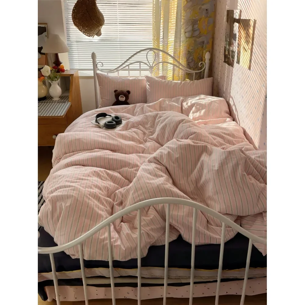 

Polyester Minimalist Retro Printed Bedding Set, Suitable For Boys, Girls Dorm, Zipper Closure, All Season, Soft Breathable, Fit