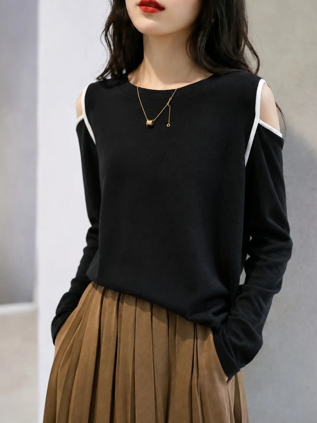 Trendy Korean Style Long Sleeve Color Block Knitwear Shoulder Bared Fashionable Top for Women Soft Comfortable Commute Wear