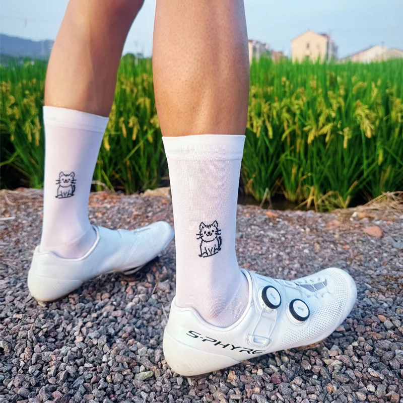 جوارب رياضية على شكل قطة لركوب الدراجات للربيع والصيف للرجال والنساء لركوب الدراجات على الطرق جوارب رياضية عصرية قابلة للتنفس عالية المرونة ومقاومة للاهتراء منتصف العجل