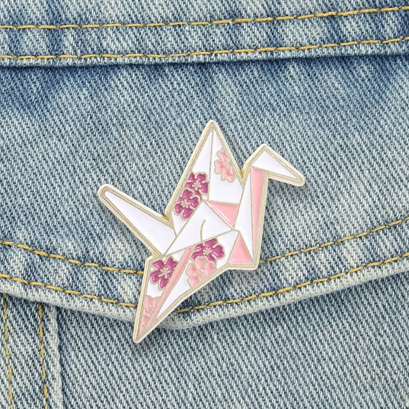 Animal Brooches Cartoon Cherry Blossoms Origami Cranes Metal Badges Small Gifts Wholesale Bag Pins for Caps Backpack Accessories