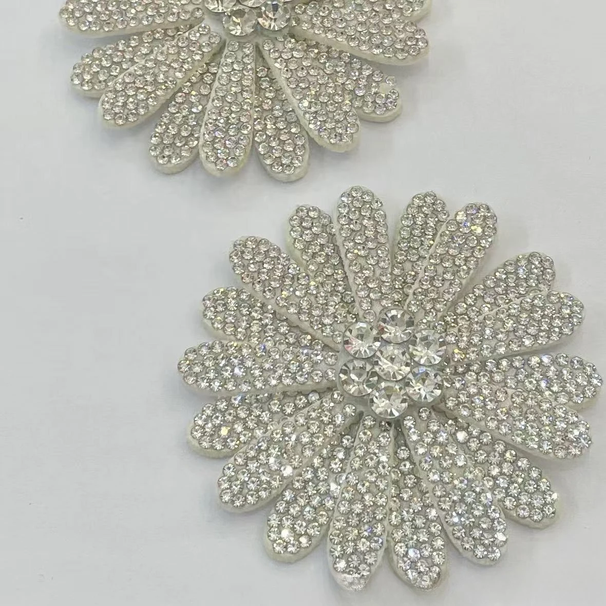 7CM Nuova spilla girasole con strass per le donne Spille accessorie di gioielli di lusso perfette per il corpetto regalo di banchetti per feste di nozze