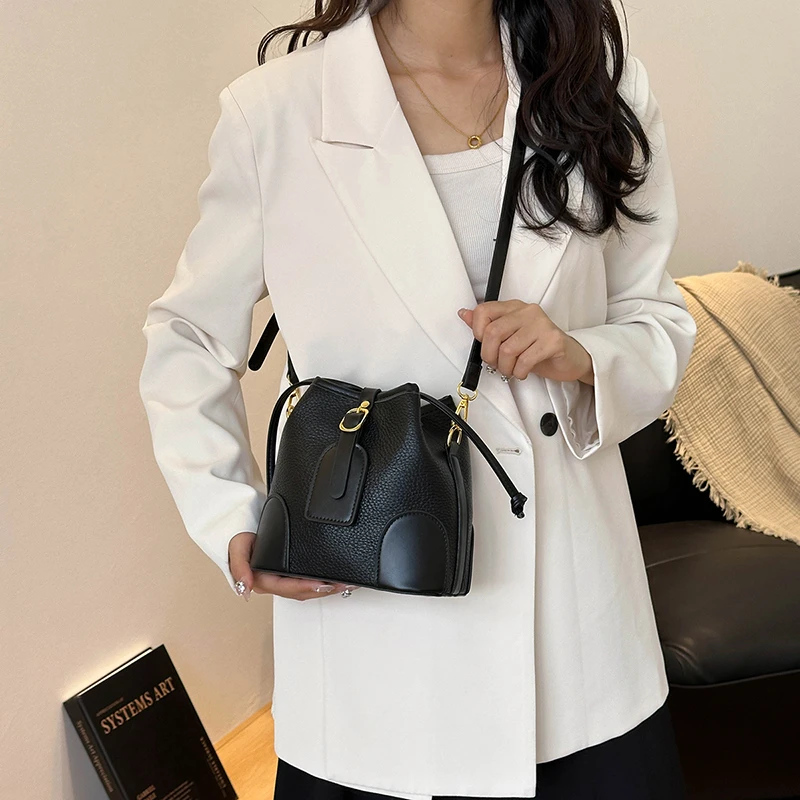 حقيبة كتف كلاسيكية مصممة على الموضة من الجلد الفاخر للنساء، حقيبة يد كروس أنيقة لملابس يومية عصرية