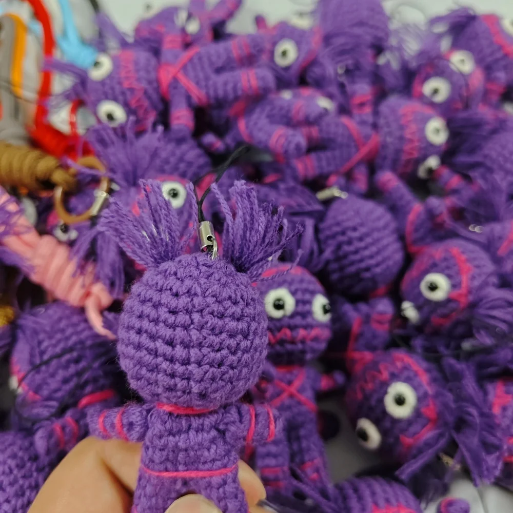 Muñeca vudú púrpura de 7cm, llavero de hija querida, llaves de coche, bolsos, colgantes, regalo hecho a mano para Halloween, Cosplay, accesorio de brujería