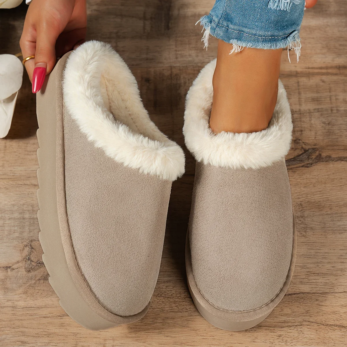 Sepatu kasual wanita musim dingin, berbulu tebal, sol tebal, anti selip untuk dalam ruangan dan hangat dengan lapisan bulu.