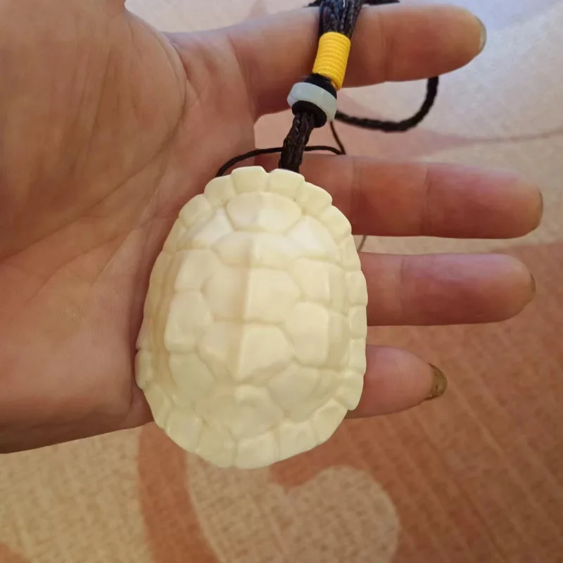 

Factory Direct Supply Ivory Nut Carved Fujia World Hand Pieces Car Pendant Portable Plaything Crafts Crafts