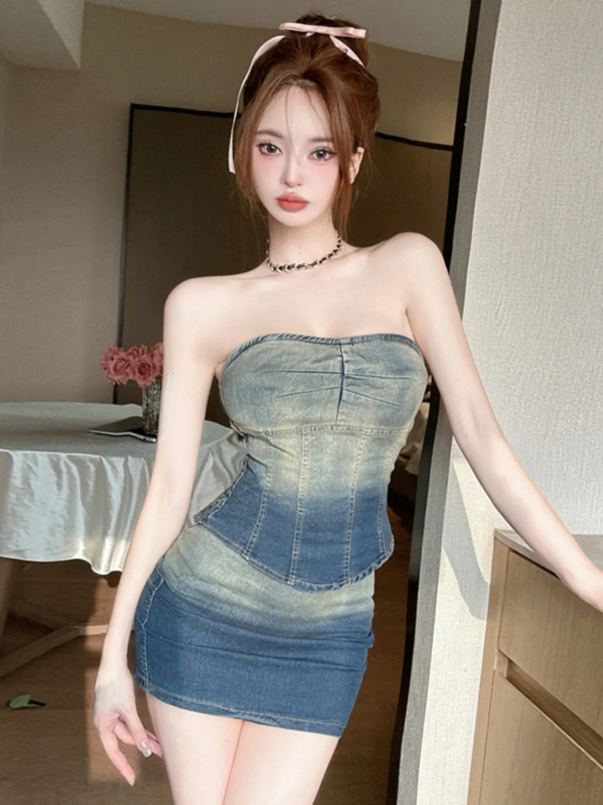 

Ретро-комплект из двух предметов: сексуальный укороченный топ-бюстье с вырезами и облегающая джинсовая юбка-карандаш