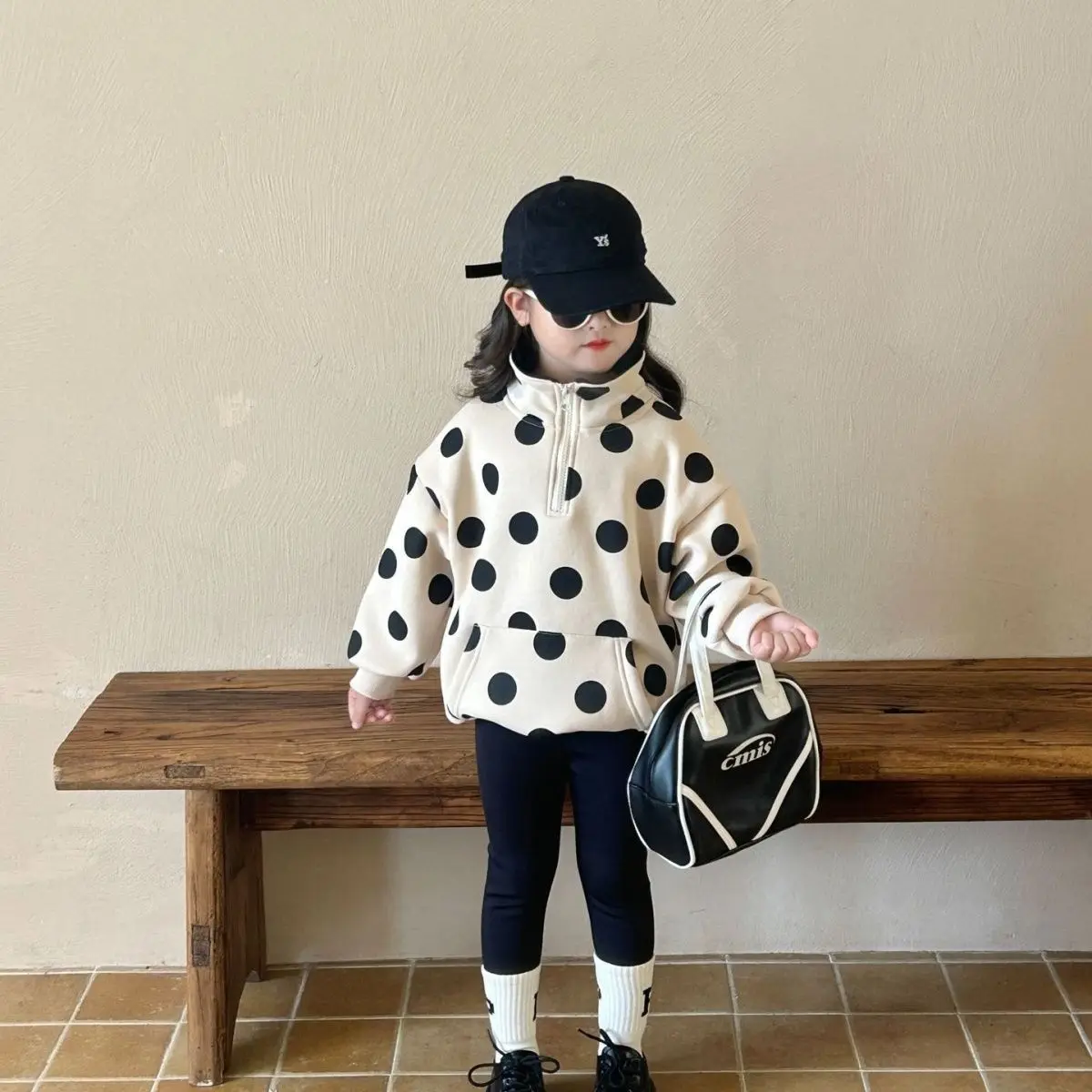 

Толстовка для девочек, новинка 2025 года, зима, черно-белая утолщенная флисовая толстовка в горошек с подкладкой, теплый повседневный универсальный стильный топ